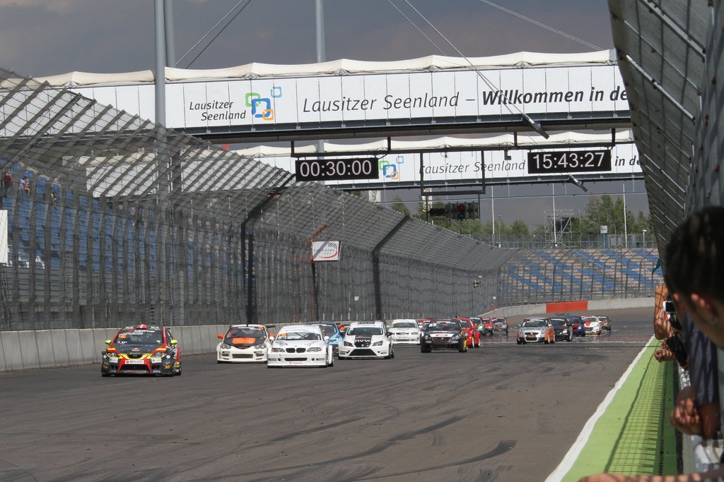 Lausitzring er en stor og meget flot bane, og man fornemmer banens format i forbindelse med start/mål langsiden
(Foto: Keld Dohm)